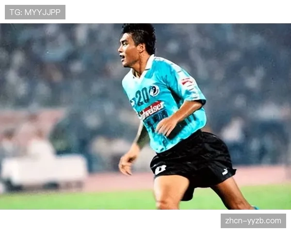 暖心时刻，两队球迷赛前共同为近期逝去的足球名宿默哀